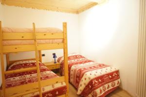- une chambre avec 2 lits superposés dans l'établissement Lovely House in the Dolomites, à Mazzin