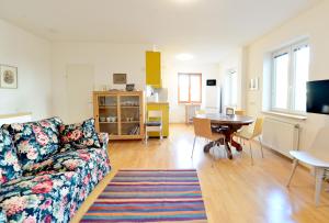 een woonkamer met een bank en een tafel bij House With Courtyard & Parking Close To Stadtpark in Wenen