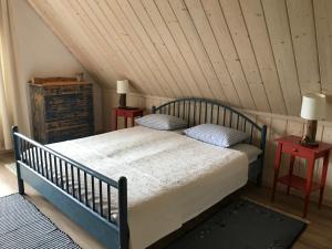 Llit o llits en una habitació de Hubertówka