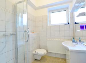 łazienka z toaletą, umywalką i prysznicem w obiekcie House With Courtyard & Parking Close To Stadtpark w Wiedniu +25 zdjęć