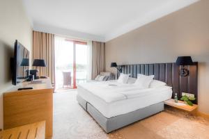 Łóżko lub łóżka w pokoju w obiekcie Tiffi Boutique Hotel