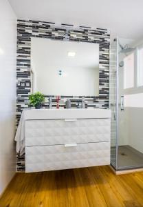 Koupelna v ubytování Expoholidays-Rueda Lopez apartamento de lujo + 37 fotografií