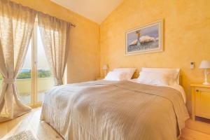 Postel nebo postele na pokoji v ubytování Luxury Villa Tia + 18 fotografií