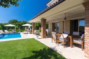 Bazén v ubytování Luxury Villa Tia nebo v jeho okolí