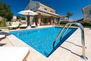 Bazén v ubytování Luxury Villa Tia nebo v jeho okolí