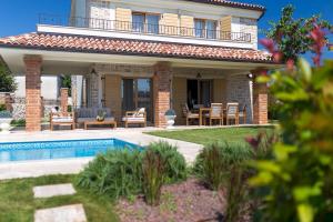 Bazén v ubytování Luxury Villa Tia nebo v jeho okolí