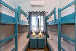 een kamer met 2 stapelbedden en een tafel met een lamp bij Luxury Villa Maša in Dobrinj +20 foto's