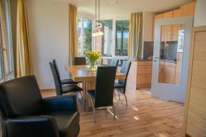 eine Küche und ein Esszimmer mit einem Tisch und Stühlen in der Unterkunft Familienparadies Stranddüne (App.29) in Timmendorfer Strand