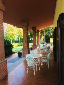 patio con tavoli e sedie di Casale del fattore a Cesena