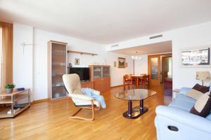 sala de estar con sofá y mesa en Lets Holidays Apartment Ancora 6, en Tossa de Mar