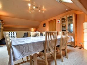 una sala da pranzo con tavolo e sedie bianchi di Spacious Apartment in Malmedy with Garden a Malmedy