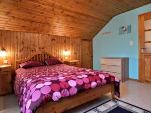 1 dormitorio con 1 cama en una habitación de madera en Spacious Apartment in Malmedy with Garden, en Malmedy
