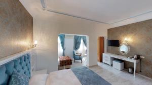 une chambre d'hôtel avec un lit et un miroir dans l'établissement Urcu Hotel, à Antalya