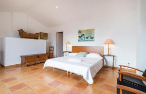een slaapkamer met een groot bed en een tafel bij CANADELL BLOC A, 2n 3a in Calella de Palafrugell