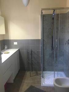 ein Badezimmer mit Dusche und Waschbecken in der Unterkunft Casa Gaia in Lerici + 28 Fotos