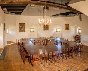 萊沃恰的住宿－普拉查仁精品酒店，大型用餐室配有大桌子和椅子
