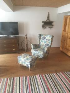 Telewizja i/lub zestaw kina domowego w obiekcie Pension Sunnseitn - Gasthof - Café - Weinkeller