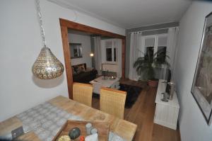 een woonkamer met een tafel en een eetkamer bij B&B zum Rössli in Zunzgen