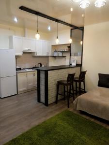 eine Küche und ein Wohnzimmer mit einem Tisch und Stühlen in der Unterkunft АpartmentAnna in Odessa