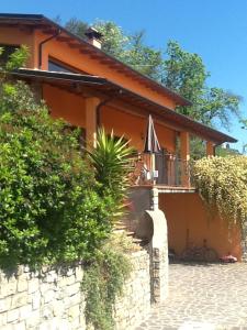 a house with a balcony and a bicycle on the porch at Villa Susina in Toscolano Maderno