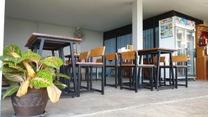 Plaloma Resort Lipe tesisinde bir restoran veya yemek mekanı