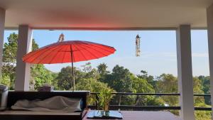 Plaloma Resort Lipe في كو ليبي: مظلة حمراء أمام النافذة
