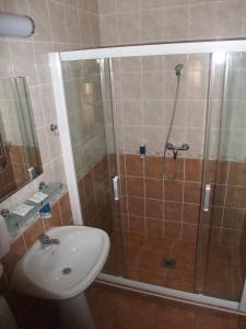 Sóvirág Vendégház في هورتوباغي: حمام مع دش مع حوض ومرحاض