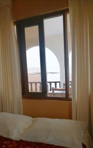 a bedroom with a bed and a window with a bridge at Hospedaje Casablanca in Pisco