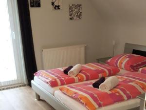 two beds sitting next to each other in a bedroom at Ferienhaus Brit in Tailfingen