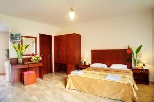 - une chambre avec un grand lit dans l'établissement Syia Hotel, à Sougia