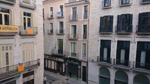 Imagen de la galería de Bravissimo Plaça del Vi, Authentic Historic Apartment, en Girona