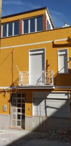 カニカッティにあるCasa Vacanza - Zi Lilluの黄色の建物(バルコニー、窓付)
