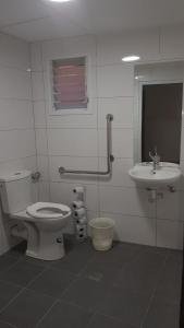 Ett badrum på Arava Hostel