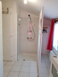 Kylpyhuone majoituspaikassa Halte Mobilité Professionnelle au Mois