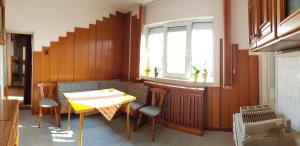 een keuken met een tafel en stoelen en een raam bij Premium Central Apartment in Oradea