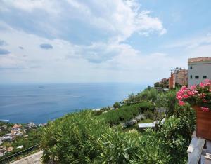 una vista sull'oceano da una collina con fiori di Villa Margherita by Belmond a Ravello