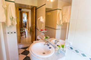 a bathroom with a sink and a mirror at Suit Brais in Barreiros