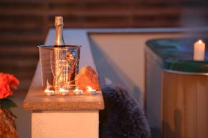 eine Flasche Champagner und Kerzen auf dem Tisch in der Unterkunft Radauerhof in Kastelruth