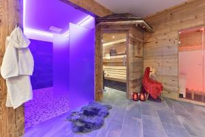 ein Badezimmer mit violetter Beleuchtung und einer Badewanne in einem Zimmer in der Unterkunft Radauerhof in Kastelruth