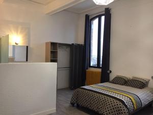 Postel nebo postele na pokoji v ubytování chateau fourclins