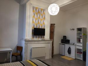 TV a/nebo společenská místnost v ubytování chateau fourclins