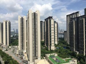 um grupo de edifícios altos em uma cidade em Lan House Youth Apartment em Guangzhou