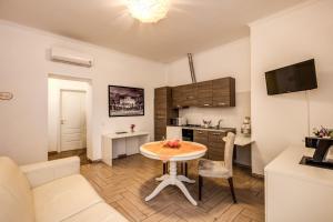 Kuchyň nebo kuchyňský kout v ubytování Four Rivers Suites