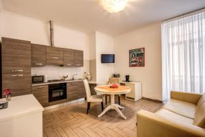 Kuchyň nebo kuchyňský kout v ubytování Four Rivers Suites