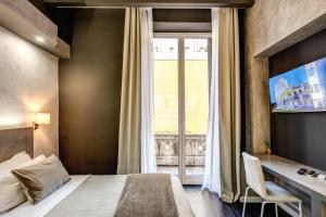 Habitación de hotel con cama y ventana en Four Rivers Suites, en Roma