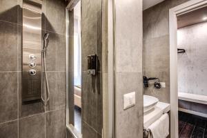 Koupelna v ubytování Four Rivers Suites + 37 fotografií