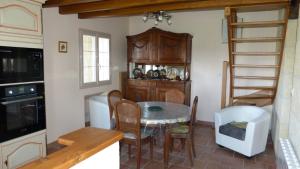 eine Küche mit Tisch und Stühlen in einem Zimmer in der Unterkunft l'Ecrin au coeur des vignes in Saint-Georges-sur-Cher + 4 Fotos