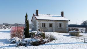 uma casa branca com neve no chão em l'Ecrin au coeur des vignes em Saint-Georges-sur-Cher