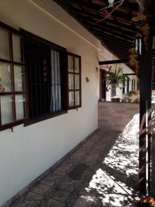 - une vue sur l'extérieur d'une maison avec des fenêtres dans l'établissement Casa Completa na Praia, à Saquarema