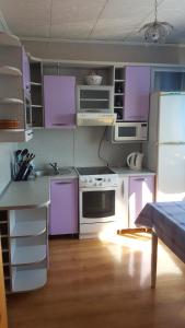 Een keuken of kitchenette bij Apartment on Кривенко 81